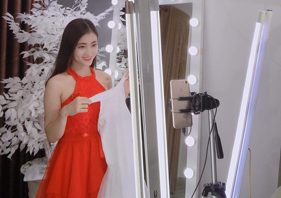 Livestream Bán Quần Áo Có Nên Thuê Dịch Vụ Livestream?