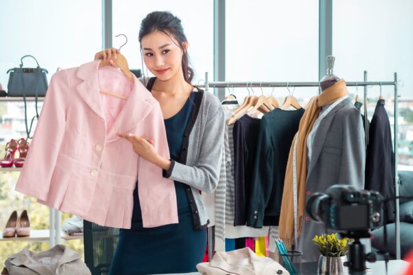 Livestream Bán Quần Áo Có Nên Thuê Dịch Vụ Livestream?